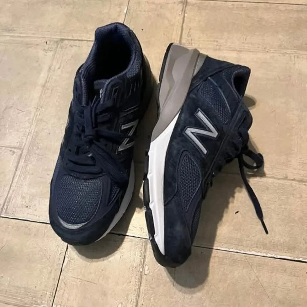 Women’s new balance 990v5 sneakers in navy blue size 9.5 (men’s size 8)